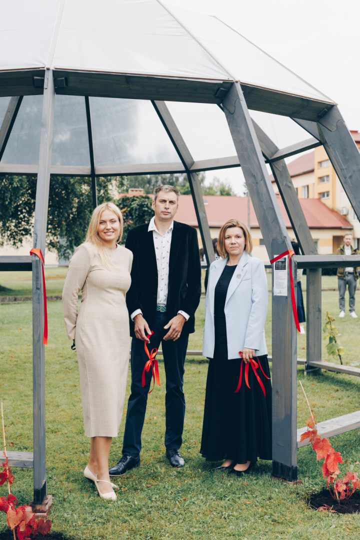 Ķeguma pamatskolā atklāta “zaļā klase” – jauna āra telpa skolēniem un kopienai