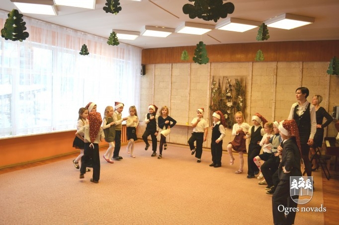 "Zelta sietiņā" pulcējas audzēkņu vecvecāki