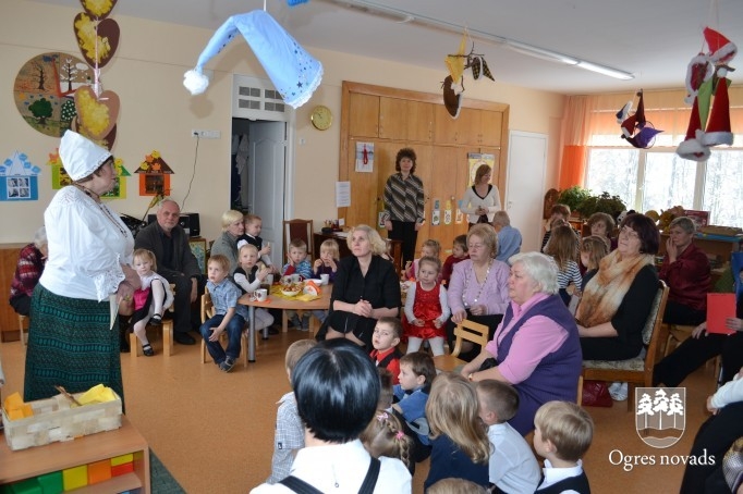 "Zelta sietiņā" pulcējas audzēkņu vecvecāki