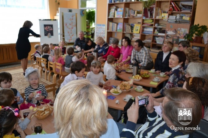 "Zelta sietiņā" pulcējas audzēkņu vecvecāki