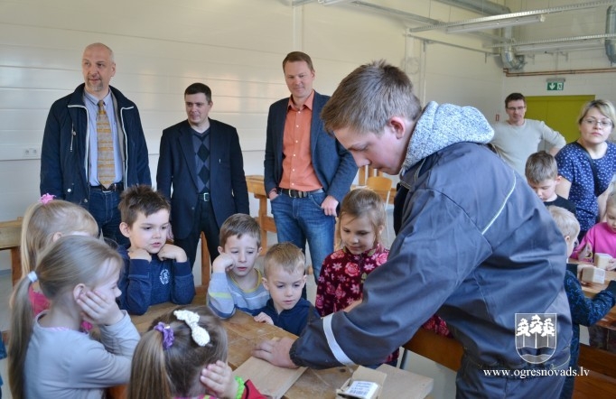 “Zelta sietiņa” audzēkņi Ogres Tehnikumā izgatavo putnu būrīšus