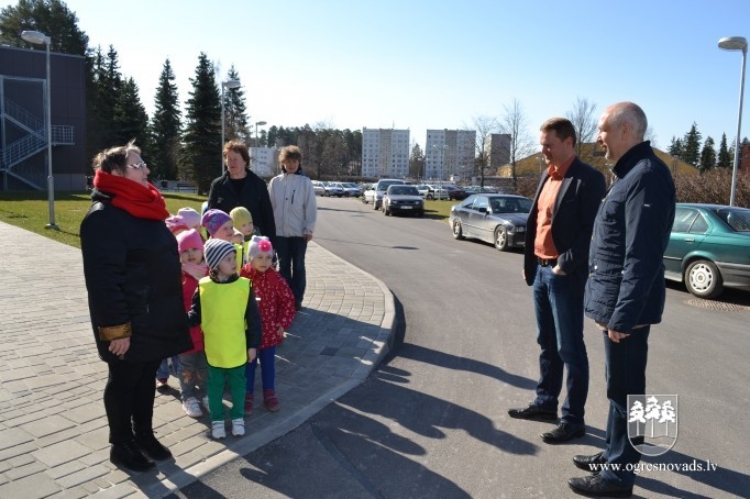 “Zelta sietiņa” audzēkņi Ogres Tehnikumā izgatavo putnu būrīšus