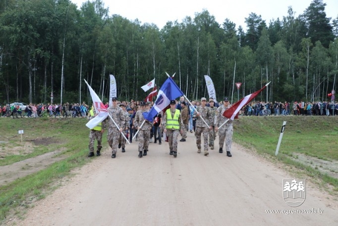 Zilajos kalnos norisinājies militāri patriotiskās audzināšanas pārgājiens