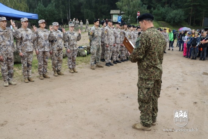 Zilajos kalnos norisinājies militāri patriotiskās audzināšanas pārgājiens