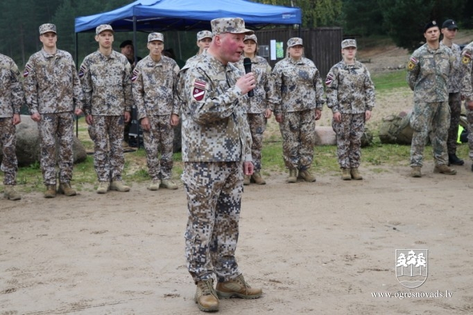 Zilajos kalnos norisinājies militāri patriotiskās audzināšanas pārgājiens