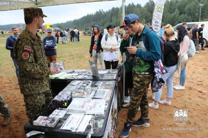 Zilajos kalnos norisinājies militāri patriotiskās audzināšanas pārgājiens