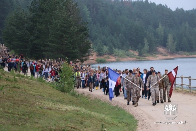 Zilajos kalnos norisinājies militāri patriotiskās audzināšanas pārgājiens