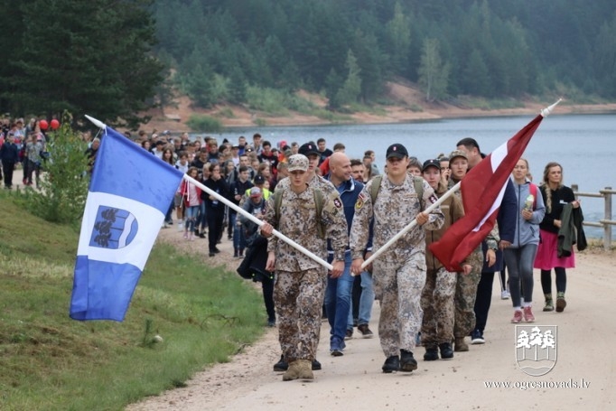 Zilajos kalnos norisinājies militāri patriotiskās audzināšanas pārgājiens