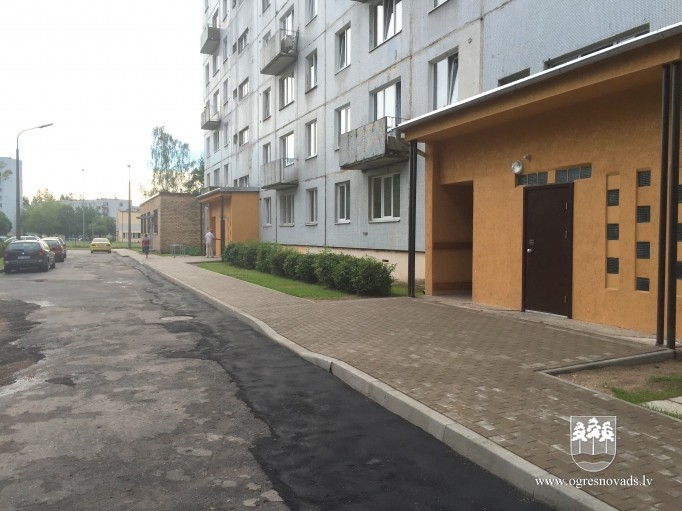Tiek sakārtoti vairāki dzīvojamo māju pagalmi