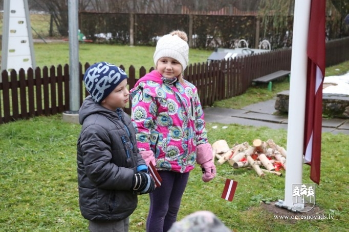 Svētku priekšvakarā atklāj Montesori grupu un mastā paceļ Latvijas karogu