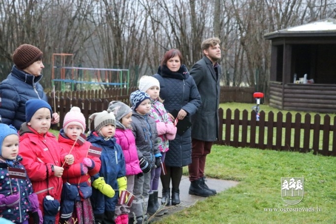 Svētku priekšvakarā atklāj Montesori grupu un mastā paceļ Latvijas karogu