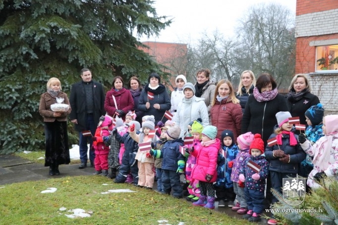 Svētku priekšvakarā atklāj Montesori grupu un mastā paceļ Latvijas karogu