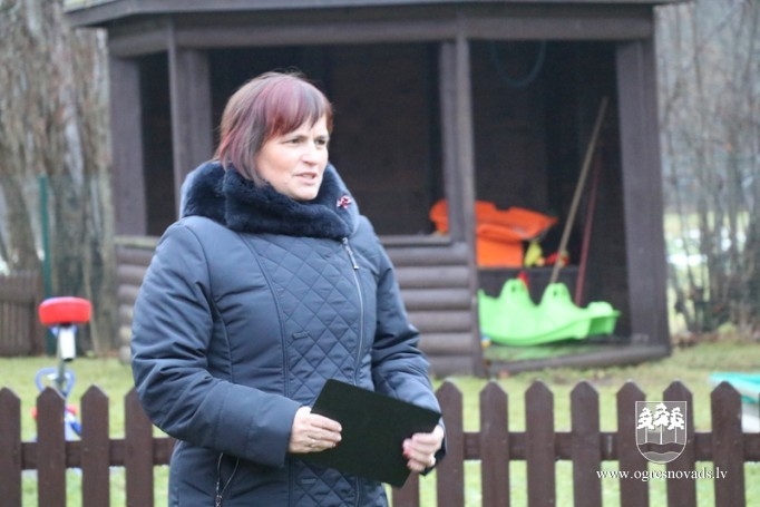 Svētku priekšvakarā atklāj Montesori grupu un mastā paceļ Latvijas karogu
