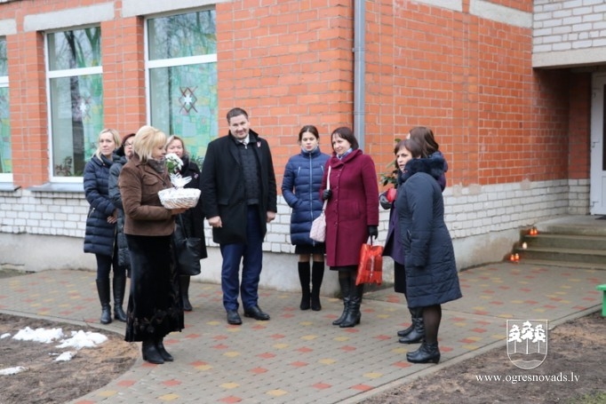 Svētku priekšvakarā atklāj Montesori grupu un mastā paceļ Latvijas karogu