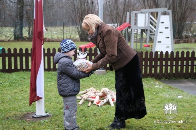 Svētku priekšvakarā atklāj Montesori grupu un mastā paceļ Latvijas karogu