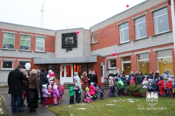 Svētku priekšvakarā atklāj Montesori grupu un mastā paceļ Latvijas karogu