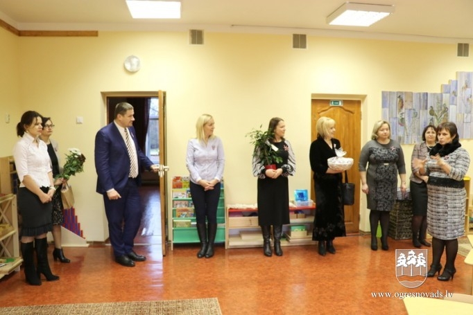 Svētku priekšvakarā atklāj Montesori grupu un mastā paceļ Latvijas karogu
