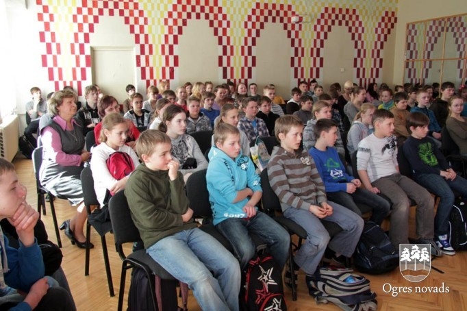 Suntažu vidusskolā viesojas Aigars Fadejevs (foto Andris Linde)