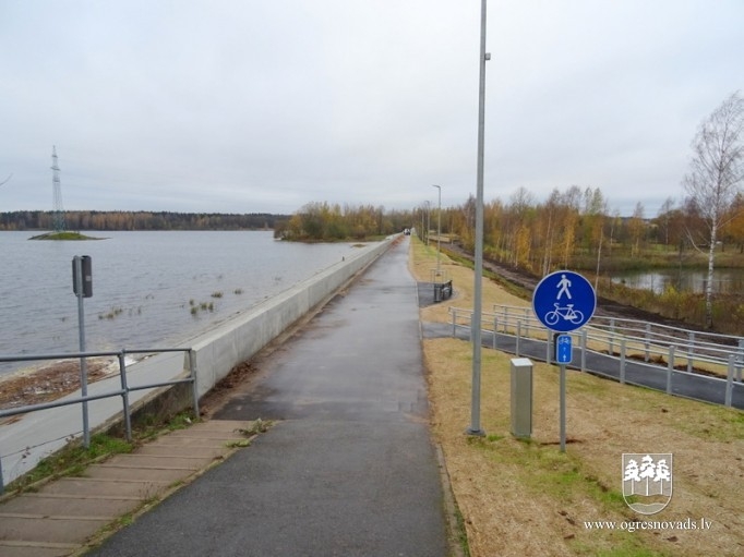 Atklāj atjaunoto Rīgas HES ūdenskrātuves Ogres aizsargdambi
