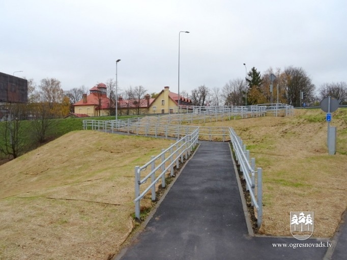 Atklāj atjaunoto Rīgas HES ūdenskrātuves Ogres aizsargdambi