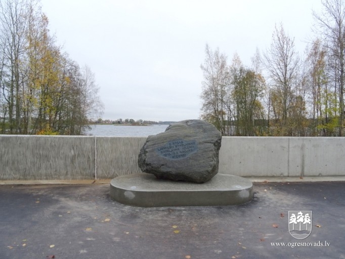 Atklāj atjaunoto Rīgas HES ūdenskrātuves Ogres aizsargdambi