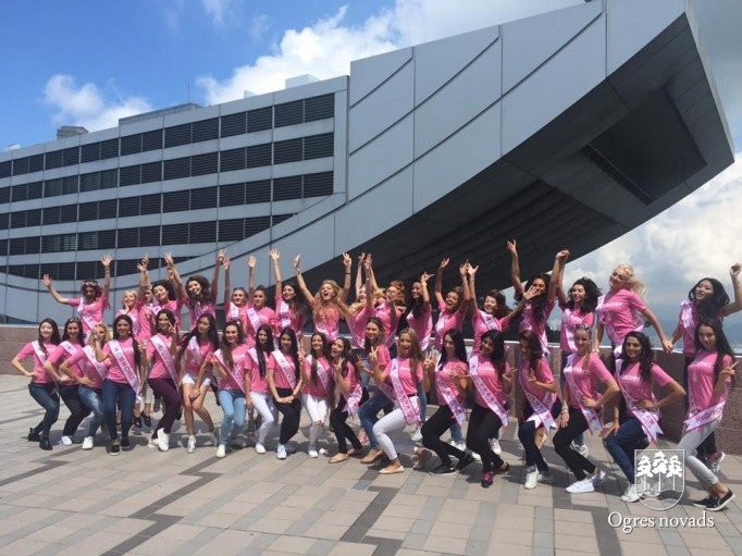 Ogrēniete Linda Andriksone "Miss World Peace 2015" uzvarētāja