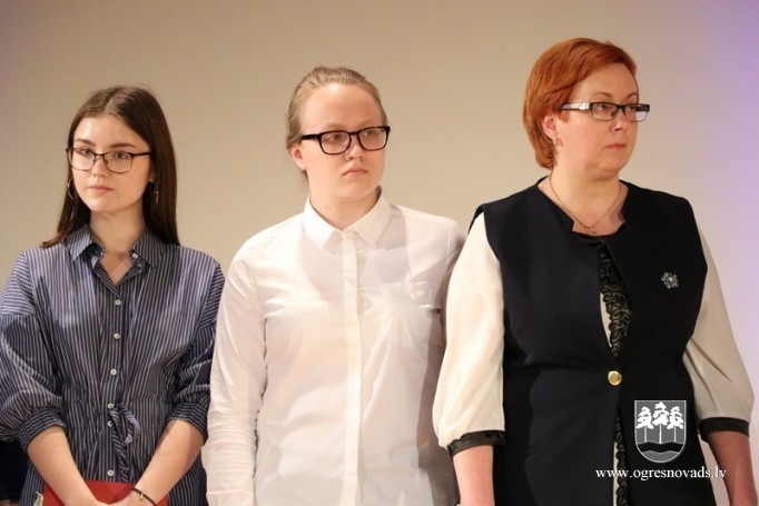 Apbalvo novada izglītības iestāžu zinošākos skolēnus