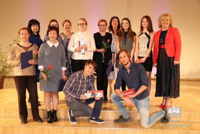 Apbalvo novada izglītības iestāžu zinošākos skolēnus