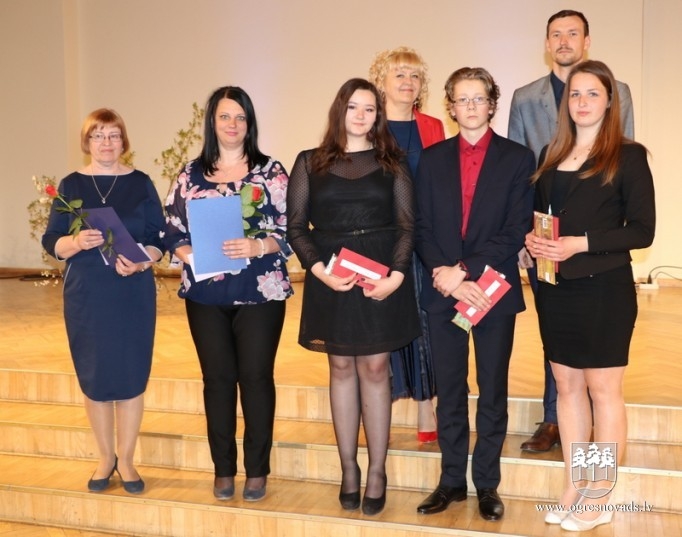 Apbalvo novada izglītības iestāžu zinošākos skolēnus