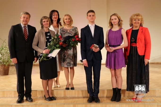 Apbalvo novada izglītības iestāžu zinošākos skolēnus