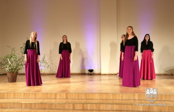 Apbalvo novada izglītības iestāžu zinošākos skolēnus