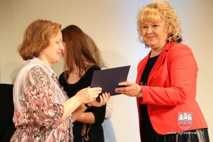 Apbalvo novada izglītības iestāžu zinošākos skolēnus