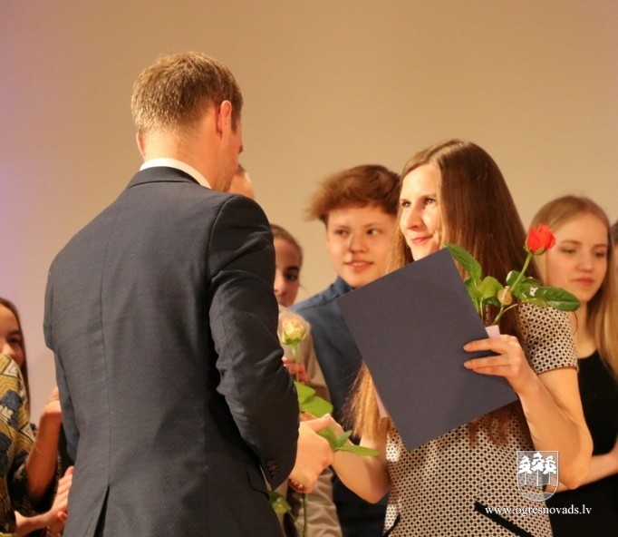 Apbalvo novada izglītības iestāžu zinošākos skolēnus