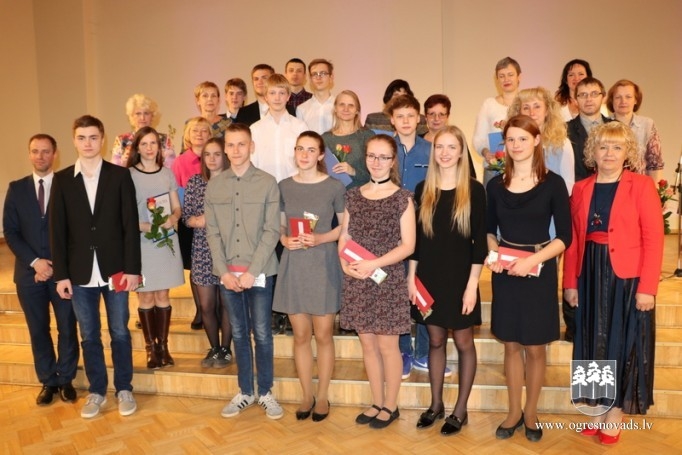 Apbalvo novada izglītības iestāžu zinošākos skolēnus