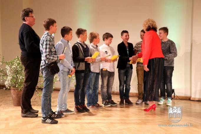 Apbalvo novada izglītības iestāžu zinošākos skolēnus