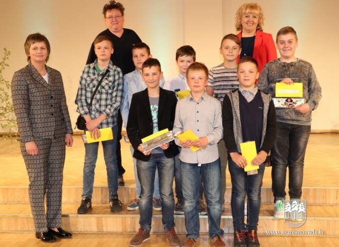 Apbalvo novada izglītības iestāžu zinošākos skolēnus