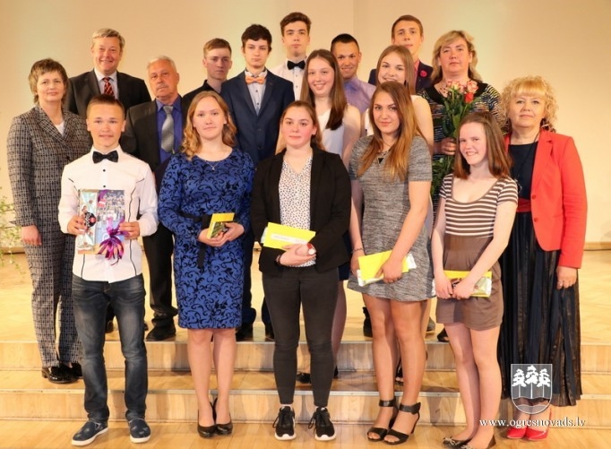 Apbalvo novada izglītības iestāžu zinošākos skolēnus