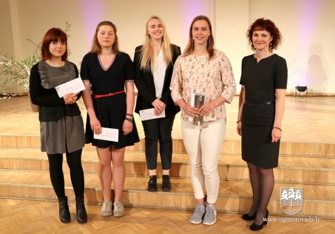 Apbalvo novada izglītības iestāžu zinošākos skolēnus