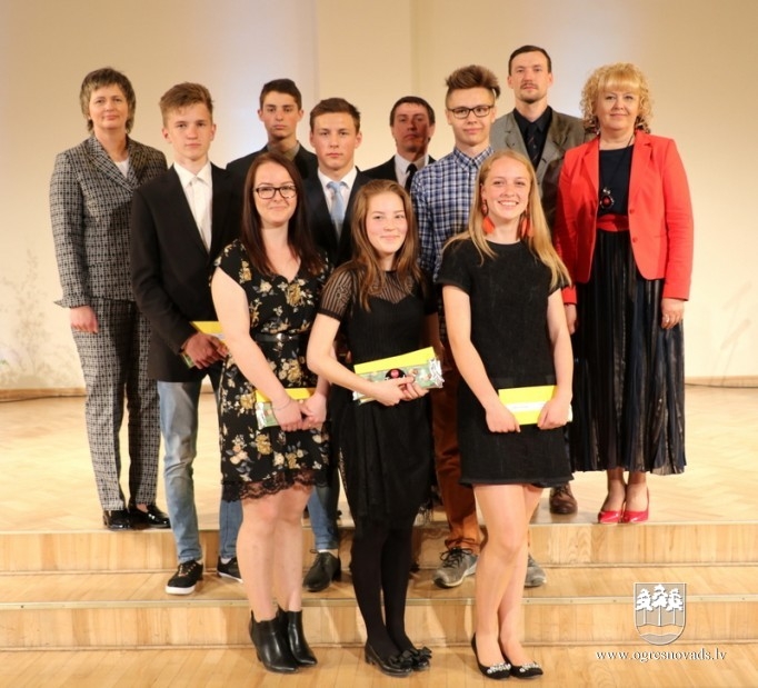 Apbalvo novada izglītības iestāžu zinošākos skolēnus