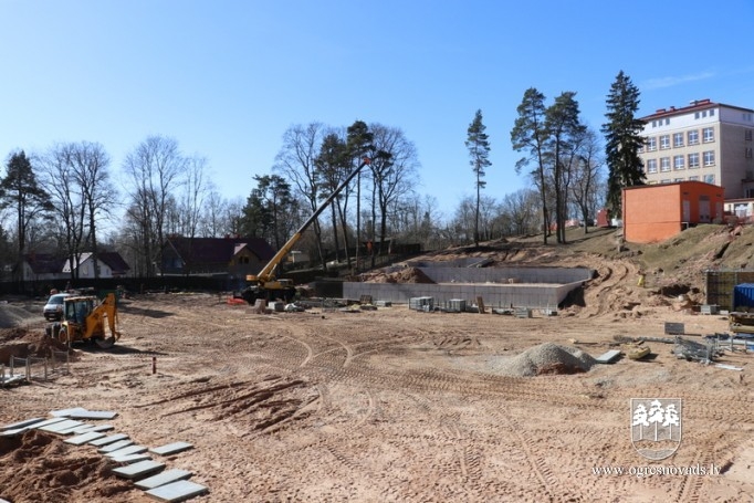 Būvdarbi Ogres 1. vidusskolā rit pēc plāna