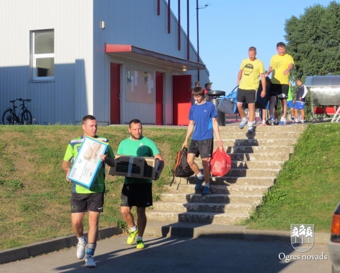 Ukrainas iedzīvotājiem ziedo mediķi, sportisti un foto mākslinieki