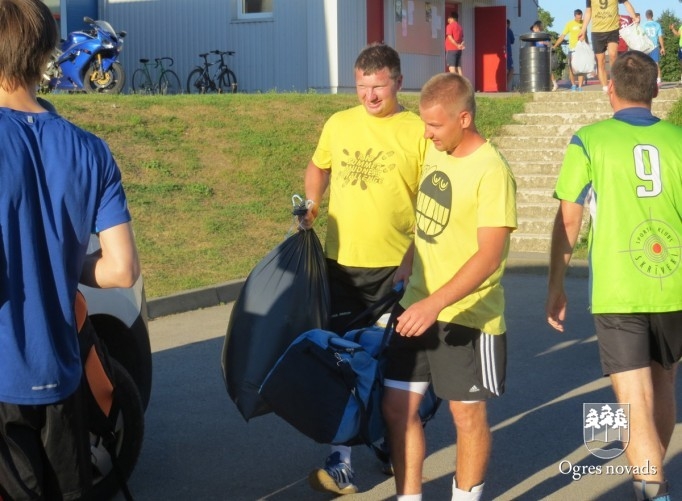 Ukrainas iedzīvotājiem ziedo mediķi, sportisti un foto mākslinieki
