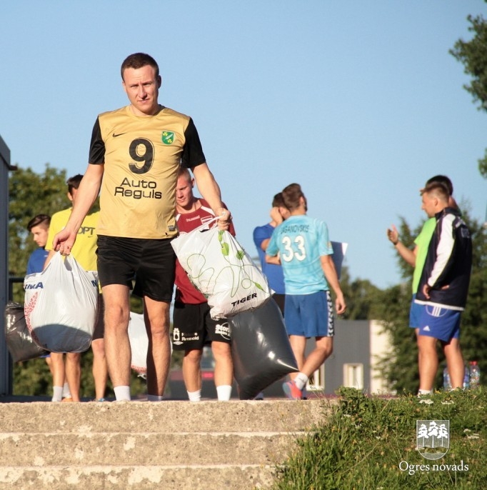 Ukrainas iedzīvotājiem ziedo mediķi, sportisti un foto mākslinieki