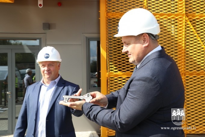 Pašvaldībai nodotas Pārogrē uzceltās elektronisko sistēmu ražošanas ēkas atslēgas