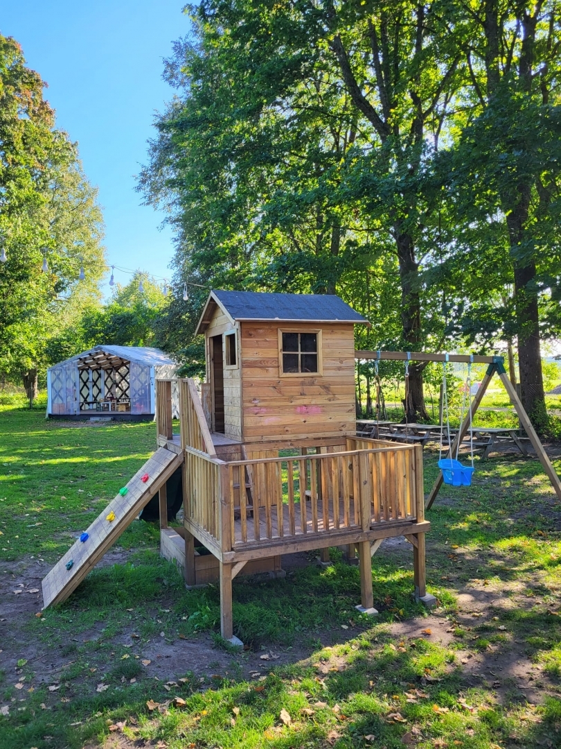 Bērnu rotaļu iekārta - koka mājiņa