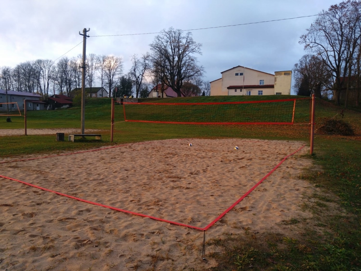 Pludmales volejbola laukums ar līnijām un volejbola tīklu