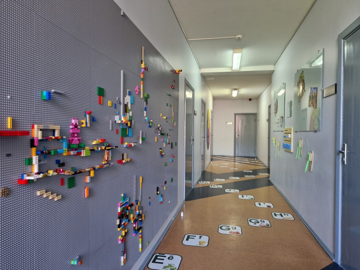 Skolas gaitenis ar lielu lego sienu