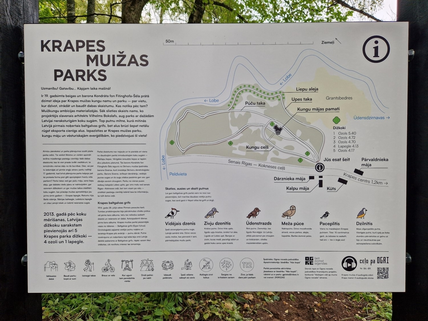 Informācijas stends par Krapes muižas parku tuvplānā