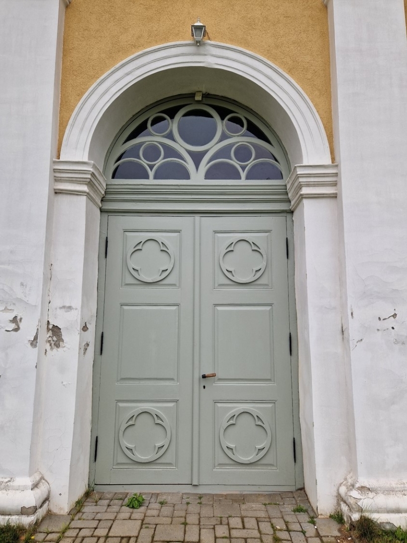 Baznīcas galvenās ieejas durvis