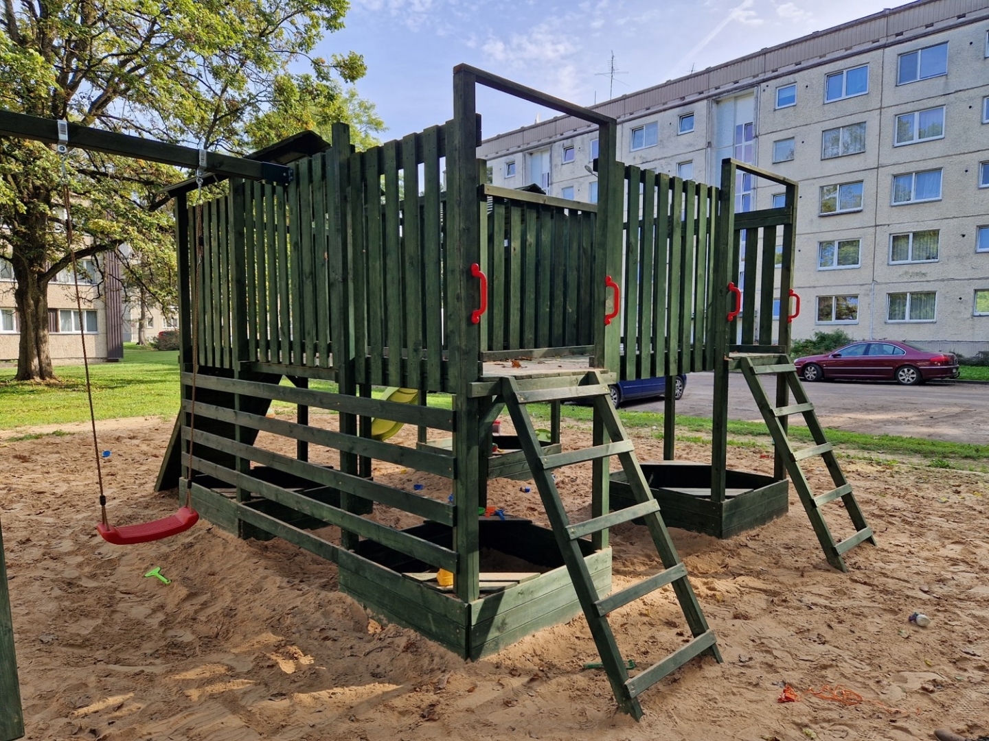 Bērnu rotaļu laukuma konstrukcija daudzdzīvokļu māju pagalmā